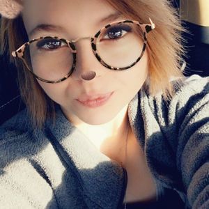 Meet your Posher, Devona